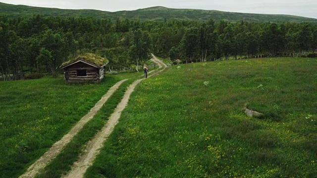 在荒野中骑车。旧的小屋。无人机的观点视频素材