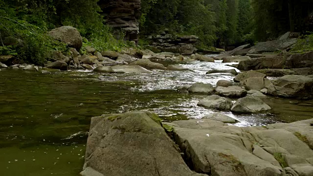 峡谷中的山间河流视频素材