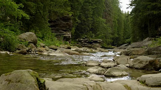 峡谷中的山间河流视频素材