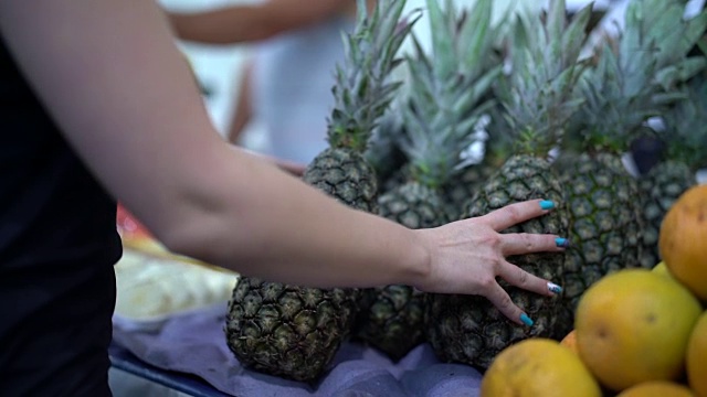 一位巴西妇女在街头市场买水果视频素材