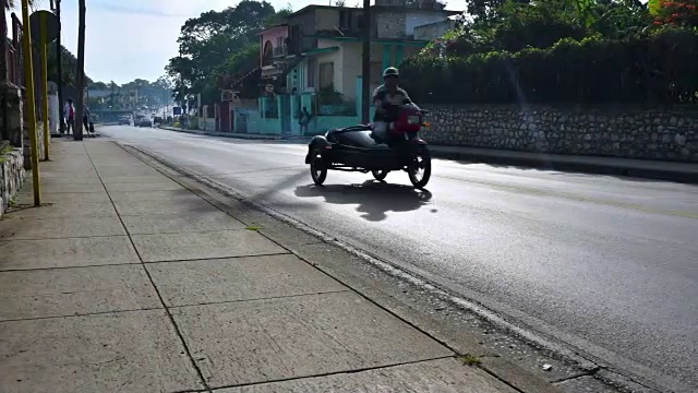 古巴圣克拉拉:早晨，一辆运送乘客的旧卡车经过中央公路视频素材