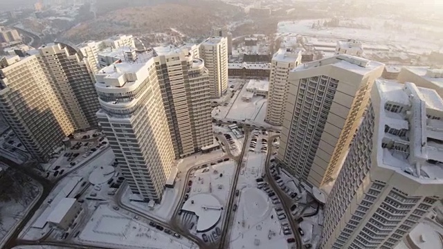 带有阳台的新公寓住宅综合体。夹。日落时分豪华住宅综合体的俯视图视频素材