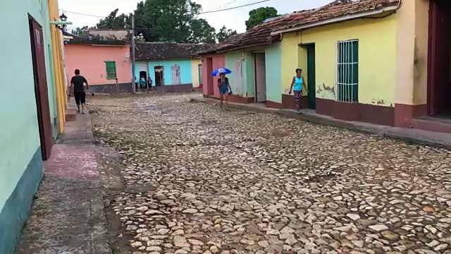 细雨霏霏的鹅卵石街道和殖民时期的房屋，古巴特立尼达视频素材