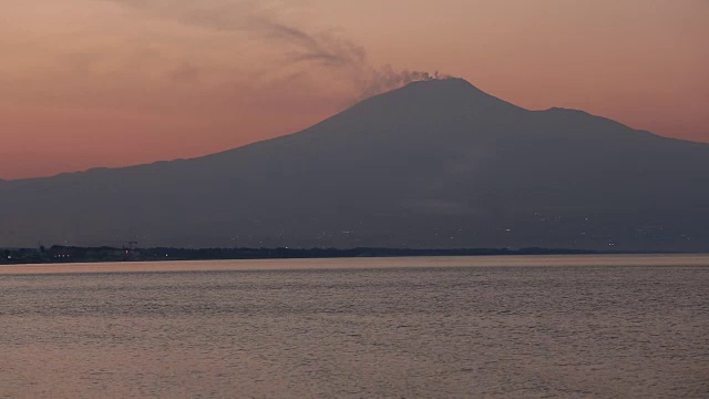 黄昏的Agnone Bagni海滩和遥远的埃特纳火山(锡拉库萨，西西里岛，意大利)视频素材