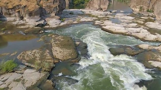 河谷中的急流视频素材