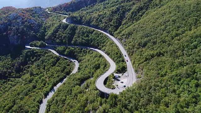 鸟瞰图从Petrovac到Skadar湖的道路上的蛇形路。视频素材