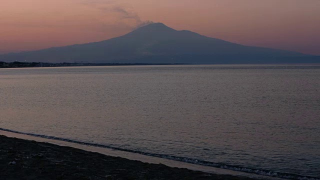 黄昏的Agnone Bagni海滩和遥远的埃特纳火山(锡拉库萨，西西里岛，意大利)视频素材