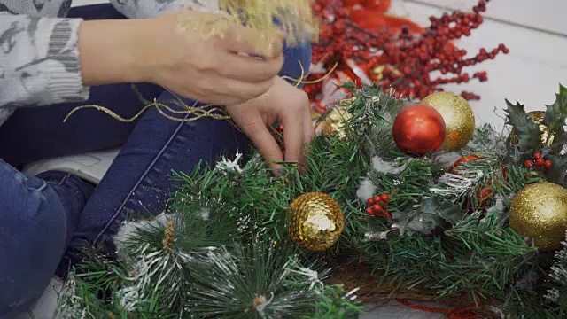 近距离观察女性设计师谁是引人注目的圣诞花环后庆祝视频素材