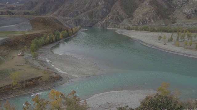 从山顶俯瞰。秋天河水湛蓝清澈视频下载