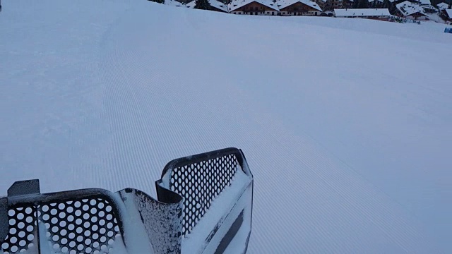 雪地修剪师爬上山顶时的画面视频素材