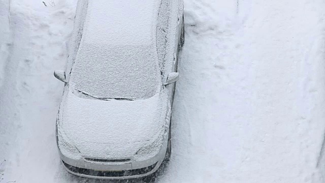 雪夜下的汽车视频素材