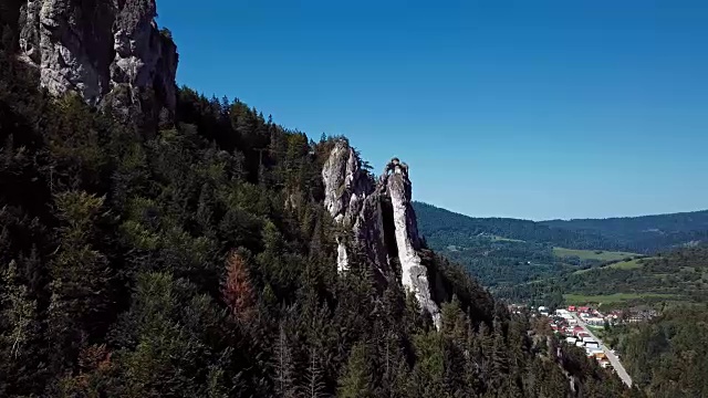 在斯洛伐克马拉法特拉山脉的弗拉特纳峡谷内飞行视频素材