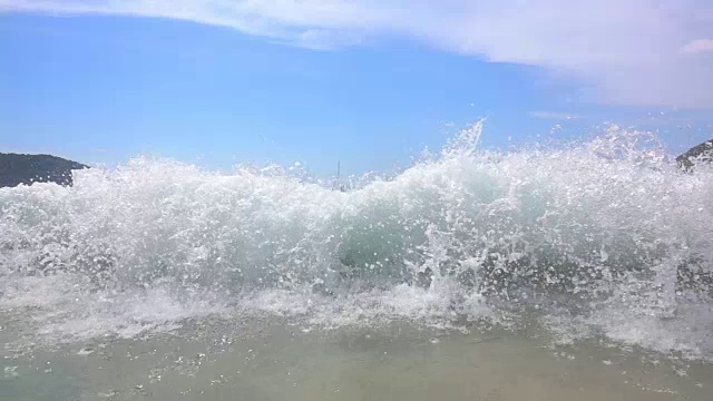 海滩上的海浪在蓝天的背景下是美丽的视频素材