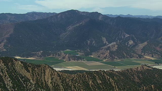 加州弗雷斯诺山谷附近的农田视频素材