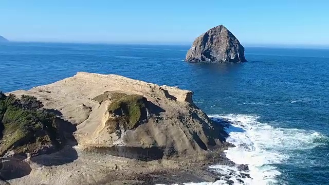 干草堆岩石海洋海岸线视频素材