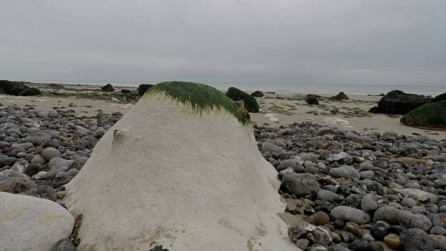 海滩上的鹅卵石视频素材