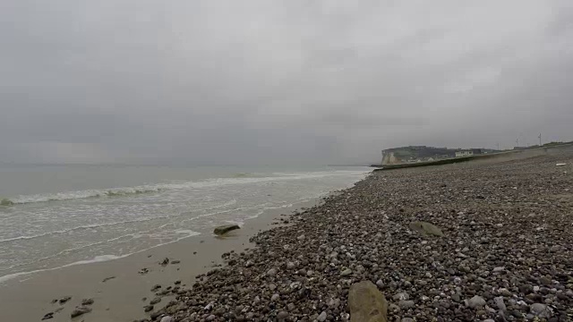 去海边散步的POV视频素材