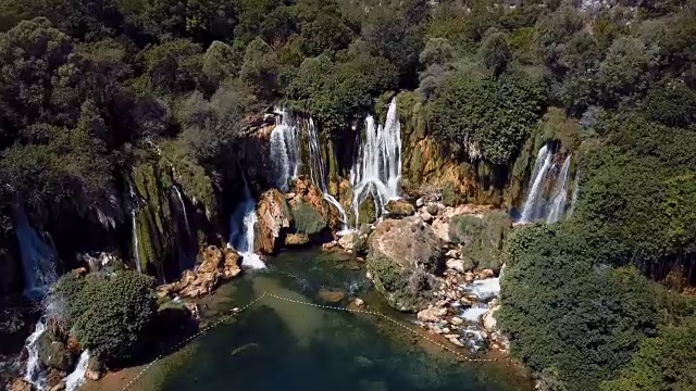 克拉维卡瀑布鸟瞰图，波斯尼亚和黑塞哥维那。视频素材