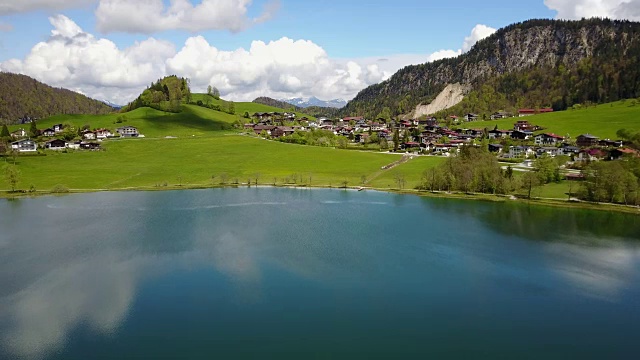 鸟瞰图thiersee tirol奥地利在4K水上飞行视频素材