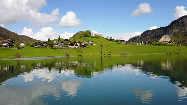 鸟瞰图thiersee tirol奥地利在4K水上飞行视频素材