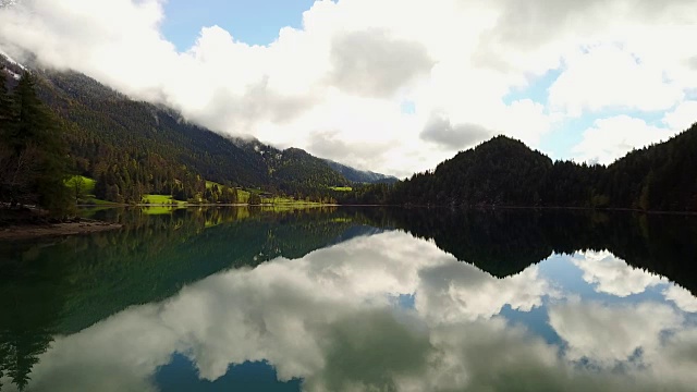 航拍:飞越奥地利Hintersteiner山清澈的湖水视频素材