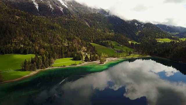 航拍:飞越奥地利Hintersteiner山清澈的湖水视频素材