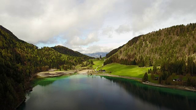 航拍:飞越奥地利Hintersteiner山清澈的湖水视频素材