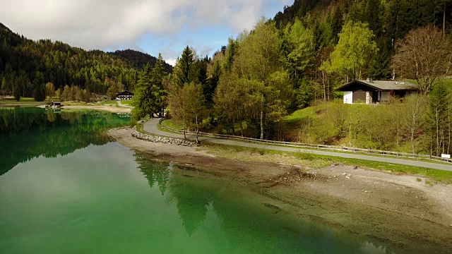 航拍:飞越奥地利Hintersteiner山清澈的湖水视频素材