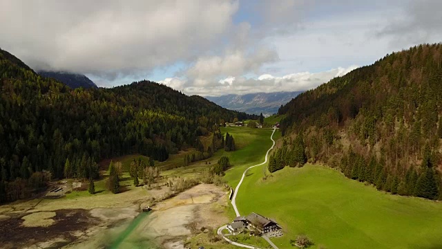 航拍:飞越奥地利Hintersteiner山清澈的湖水视频素材