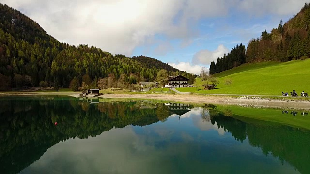 航拍:飞越奥地利Hintersteiner山清澈的湖水视频素材