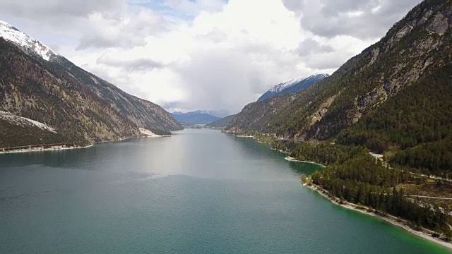 从奥地利的阿钦湖鸟瞰图与旅游船在4K视频素材