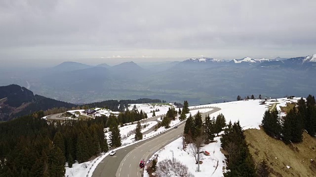 德国阿尔卑斯山鹰巢附近的雪山顶上的空中飞行视频素材