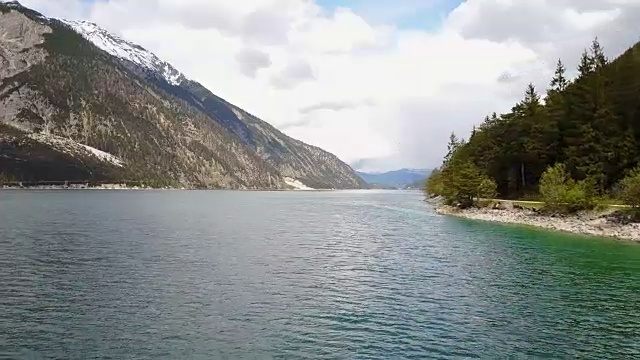 从奥地利的阿钦湖鸟瞰图与旅游船在4K视频素材