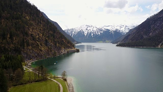 从奥地利的阿钦湖鸟瞰图与旅游船在4K视频素材