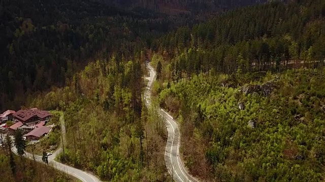 航拍:飞越奥地利Hintersteiner山清澈的湖水视频素材