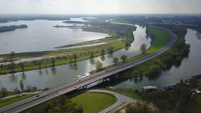 航拍:荷兰IJssel河边的高速公路视频素材