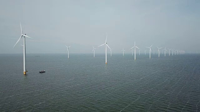 由urk Netherlands设计的海上西风风车农场的航拍视频素材