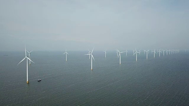 由urk Netherlands设计的海上西风风车农场的航拍视频素材