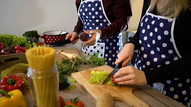 微笑的年轻夫妇在厨房做饭视频素材