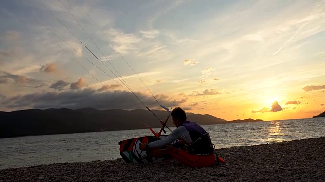 WS风筝冲浪者放他的风筝在海滩上视频素材