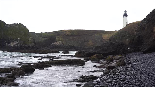 太平洋海滩角恶劣天气的海浪冲击了雅奎纳灯塔视频素材