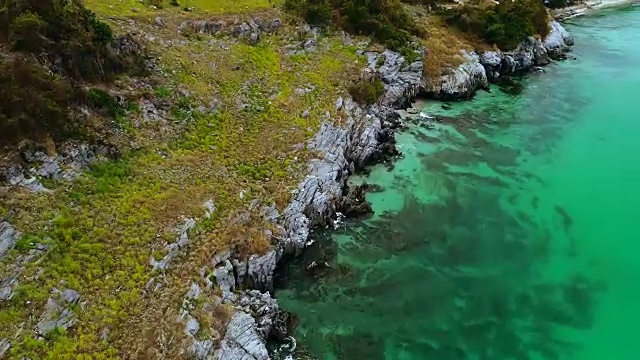 海滩与岩石美丽的岛屿在俯视图，摄影小车相机由无人机。视频素材