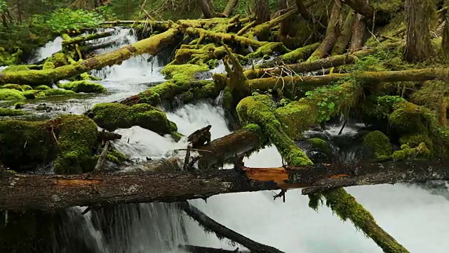 画面-远处瀑布的流水视频素材