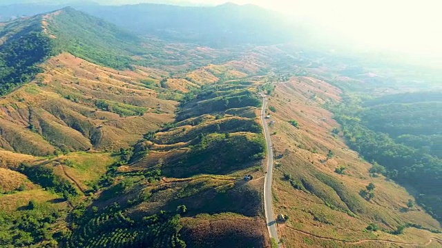 鸟瞰图公路上的山口。视频素材