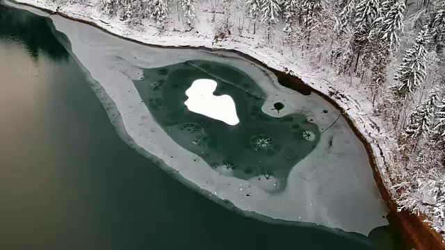 鸟瞰图:湖腹地，奥地利，冬天视频素材