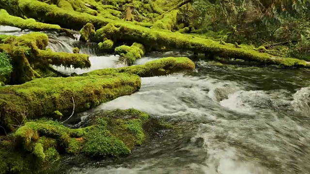 画面-远处瀑布的流水视频素材