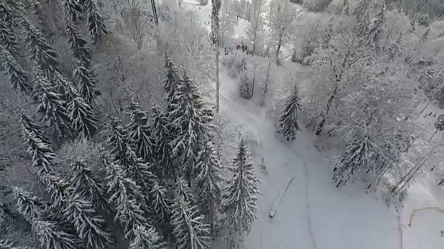 冬季高山滑雪胜地。视频素材