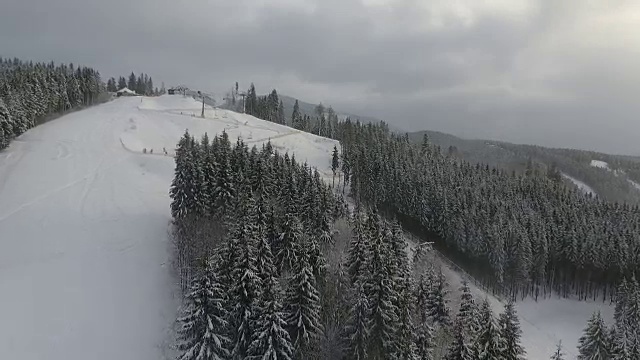 滑雪者和滑雪板运动员从滑雪场的斜坡上滑下来。视频素材