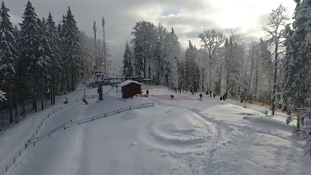 雪林和滑雪者在滑雪缆车pov。视频素材