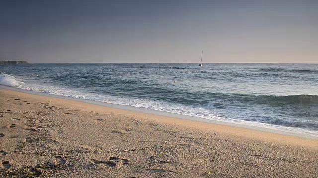 在海滩上溅起的波浪-保加利亚的海边风景视频下载